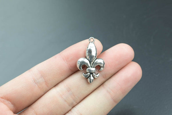 8 Fleur De Lis Charms 29x18mm 287-12230